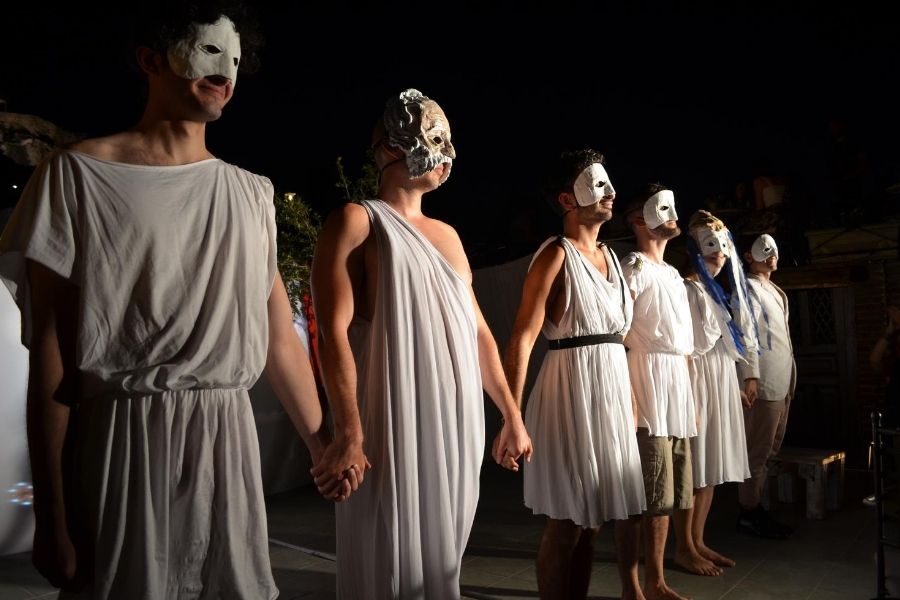 Come Watch A Unique, Funny And Touching Play Right Under The Acropolis